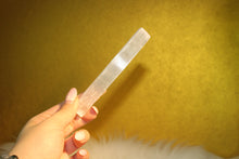 Load image into Gallery viewer, Selenite Wand 5&quot;

